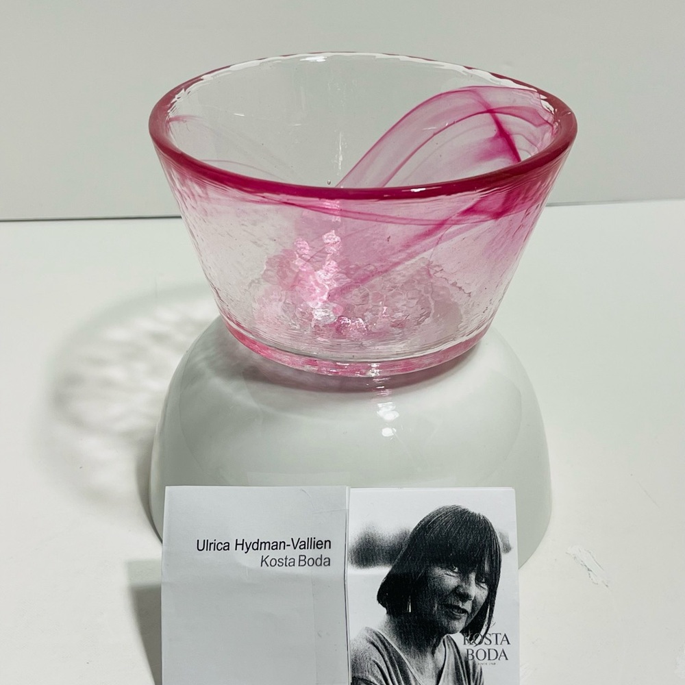 Kosta Boda MINE Ulrica Hydman-Vallien Hand Made Pink Swirl Glass Bowl Sweden
